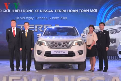 Nissan Terra có giá bán từ 988 triệu đồng cho bản máy dầu, số sàn.