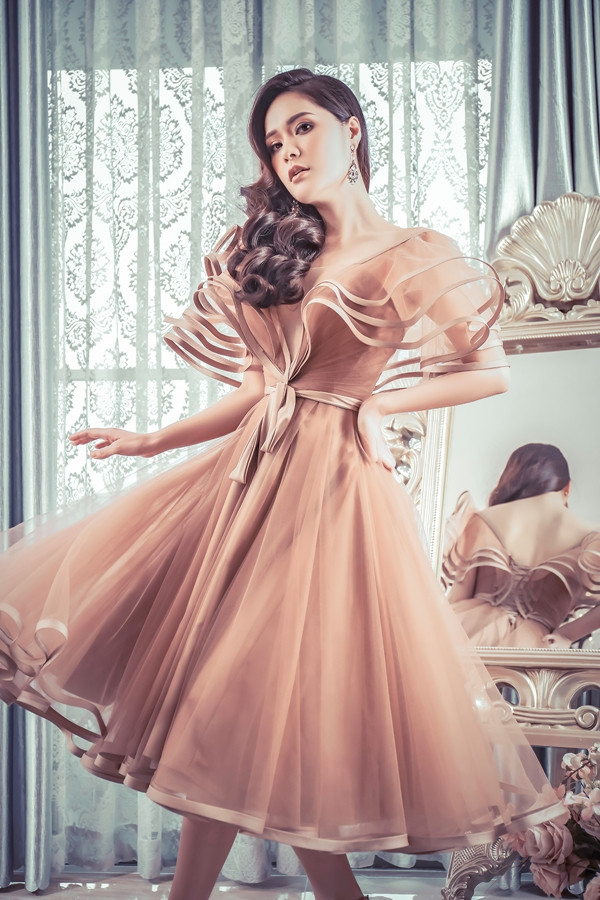  Ca sĩ Di Băng làm dáng trong chiếc váy bồng bềnh lấy cảm hứng từ những câu chuyện cổ tích, đậm chất phương Tây thập niên 1950.
