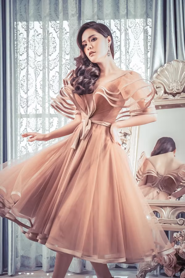  Ca sĩ Di Băng làm dáng trong chiếc váy bồng bềnh lấy cảm hứng từ những câu chuyện cổ tích, đậm chất phương Tây thập niên 1950.