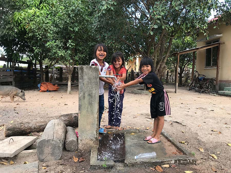Các em bé làng Hnap vui đùa bên trụ dẫn nước từ công trình giếng khoan. Ảnh: P.V  Các em bé làng Hnap vui đùa bên trụ dẫn nước từ công trình giếng khoan. Ảnh: P.V