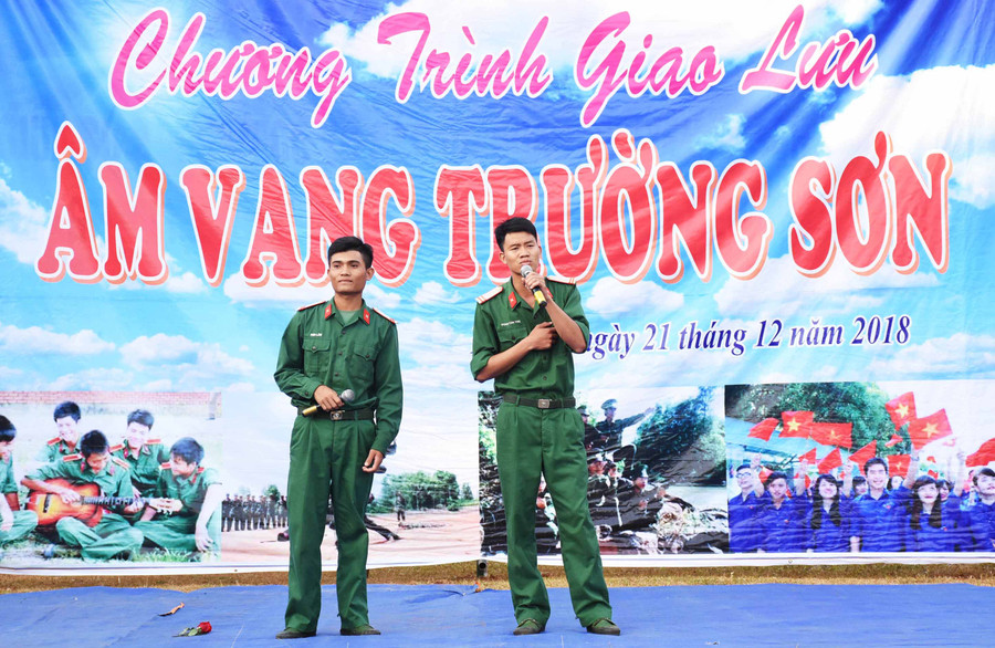 Các chiến sĩ Tiểu đoàn bộ binh 50 tham gia tiết mục giao lưu văn nghệ. Ảnh: Minh Nguyễn Các chiến sĩ Tiểu đoàn bộ binh 50 tham gia tiết mục giao lưu văn nghệ. Ảnh: Minh Nguyễn