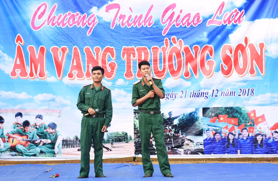 Các chiến sĩ Tiểu đoàn bộ binh 50 tham gia tiết mục giao lưu văn nghệ. Ảnh: Minh Nguyễn
