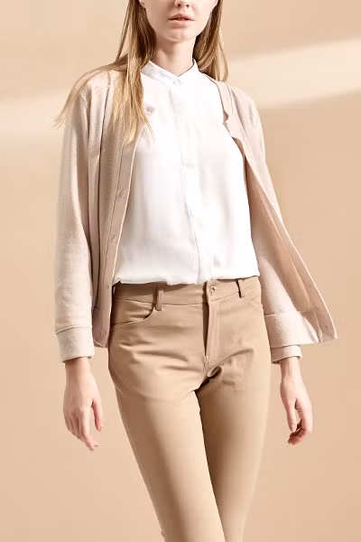 Thứ 5: Cardigan mềm mịn luôn là item không thể thiếu của bất kỳ nàng công sở nào, nhất là khi nàng thường xuyên làm việc trong môi trường có điều hòa nhiệt độ hay lúc thời tiết giao mùa.