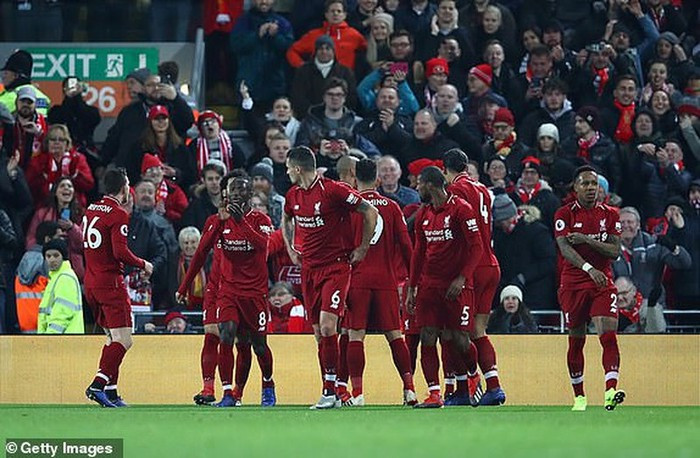 Các cầu thủ Liverpool vui mừng sau bàn thắng.