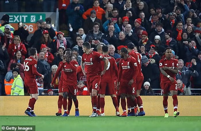 Các cầu thủ Liverpool vui mừng sau bàn thắng.