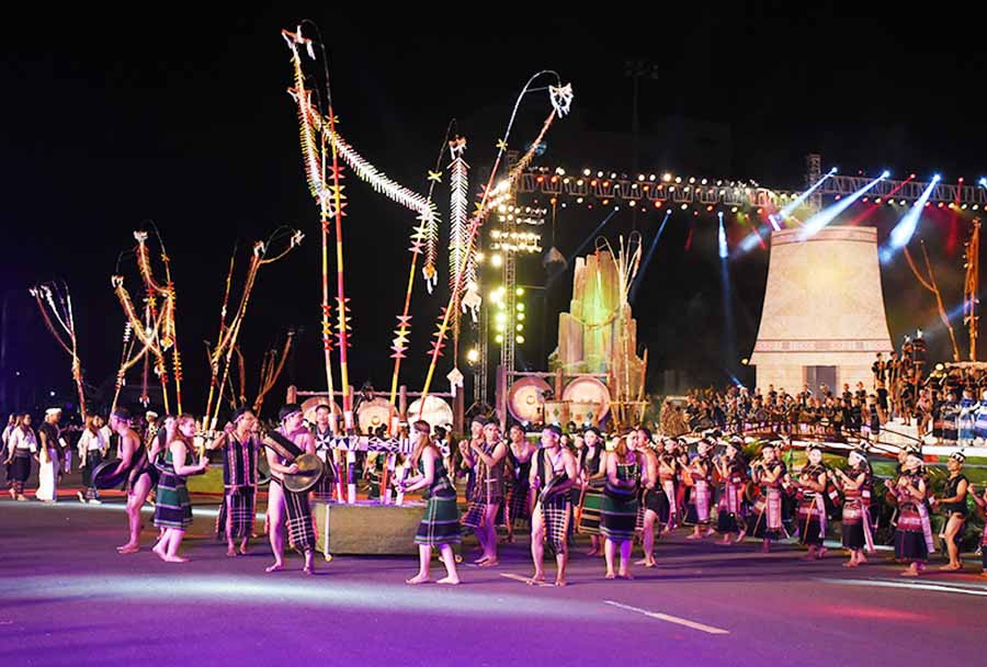 Tiếng cồng, tiếng chiêng trở thành tiếng nói của tâm hồn, khát vọng diễn tả những niềm vui, những nỗi buồn và những ước mơ của người Tây Nguyên. Ảnh: M.N Tiếng cồng, tiếng chiêng trở thành tiếng nói của tâm hồn, khát vọng diễn tả những niềm vui, những nỗi buồn và những ước mơ của người Tây Nguyên. Ảnh: M.N