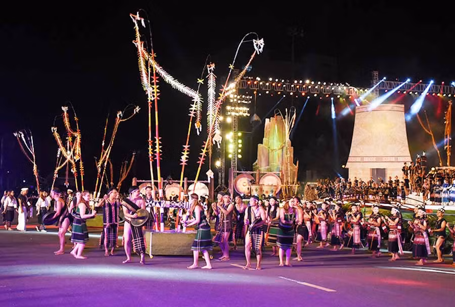 Tiếng cồng, tiếng chiêng trở thành tiếng nói của tâm hồn, khát vọng diễn tả những niềm vui, những nỗi buồn và những ước mơ của người Tây Nguyên. Ảnh: M.N Tiếng cồng, tiếng chiêng trở thành tiếng nói của tâm hồn, khát vọng diễn tả những niềm vui, những nỗi buồn và những ước mơ của người Tây Nguyên. Ảnh: M.N