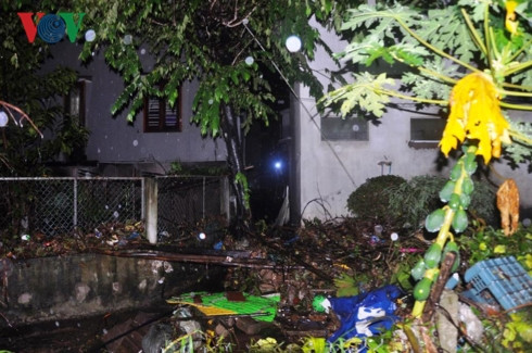 Hai mẹ con bị nước cuốn trôi xuống mương cạnh nhà mất tích.