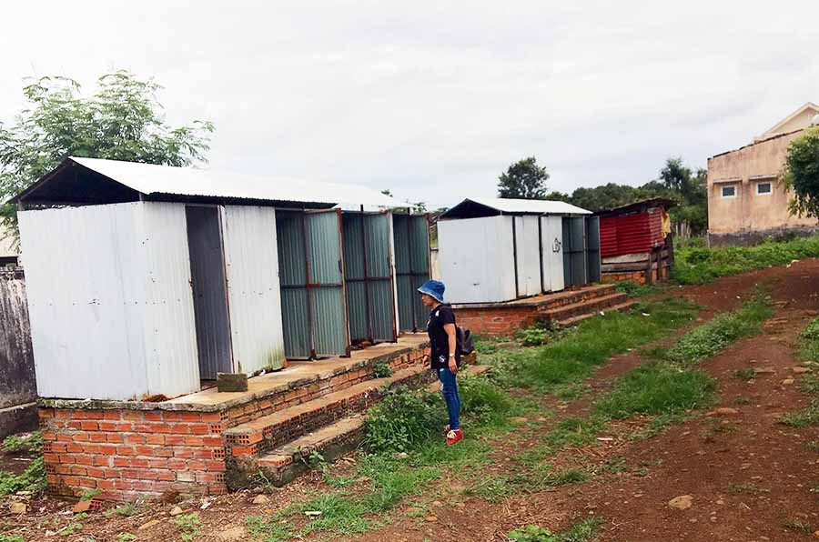  Khu nhà vệ sinh Trường Phổ thông Dân tộc Nội trú huyện Chư Pưh. Ảnh: N.G 