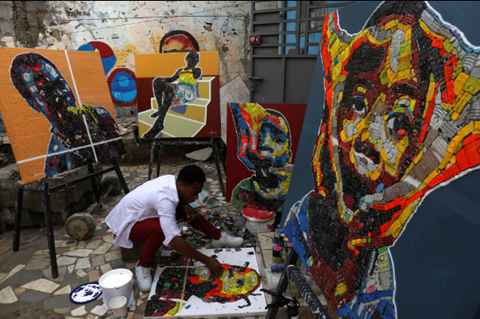  Nghệ sĩ Desire Koffi sử dụng điện thoại di động hư, cũ làm chất liệu cho tác phẩm nghệ thuật Ảnh: Reuters