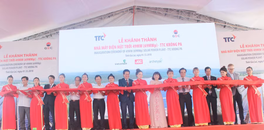 Cắt băng khánh thành nhà máy. Ảnh: Nguyễn Diệp