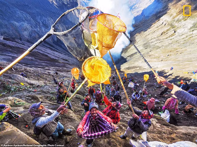  6 Aprison Aprison chụp bức ảnh màu sắc này gần núi Bromo trên hòn đảo phía đông Java, Indonesia trong sự kiện Kasodo. Anh nói: “Người dân mong du khách cũng tham gia vào lễ hội. Du khách có thể thả gà, dê, tiền và các đồ giá trị khác để nhận được phước lành từ Thượng đế. Người dân ở dưới dùng một cái lưới để bắt những đồ vật này. Họ đứng quanh miệng núi lửa và cố gắng để không bị rơi xuống.”