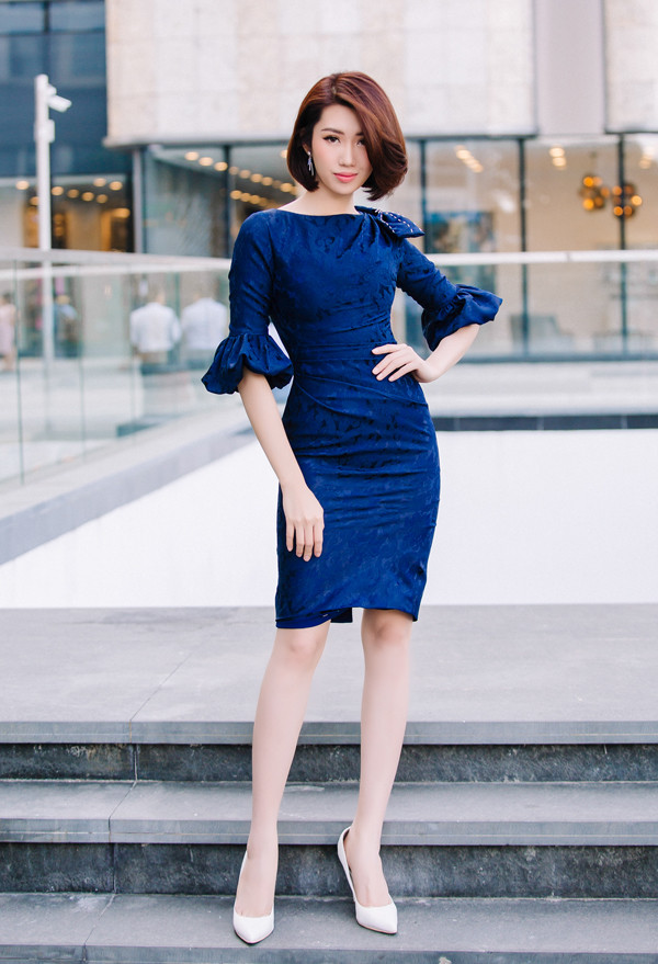 Đường bèo nhún điệu đà, những nếp gấp tinh tế đều được xử lý khéo léo để mang tới cảm giác mới mẻ cho các kiểu trang phục quen thuộc. Đường bèo nhún điệu đà, những nếp gấp tinh tế đều được xử lý khéo léo để mang tới cảm giác mới mẻ cho các kiểu trang phục quen thuộc.