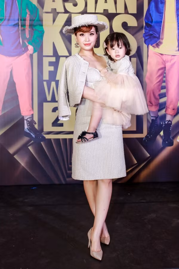  Á hậu Diễm Trang và con gái Julia diện đồ ton sur ton đến chúc mừng chương trình.