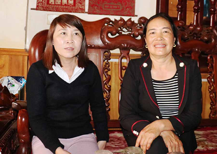  Bà Na (bìa phải) trò chuyện về quá trình lập nghiệp của gia đình trên quê hương thứ 2. Ảnh: N.H