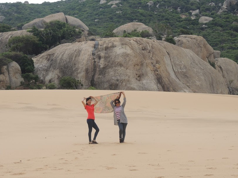  Nhiều đá to có hình thù bắt mắt dễ thương trên đồi cát tại Mũi Dinh