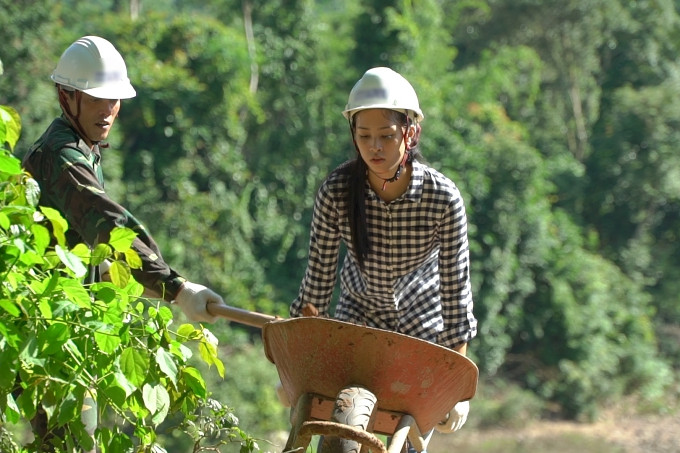 Tiểu Vy tự tay cuốc đất, đẩy xe trong dự án nhân ái ở Bản Nịu, Quảng Bình.  Tiểu Vy tự tay cuốc đất, đẩy xe trong dự án nhân ái ở Bản Nịu, Quảng Bình.