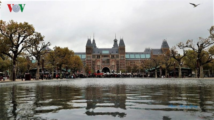  Là một trong những thành phố nhộn nhịp của châu Âu, Amsterdam khiến du khách bị mê hoặc trước vẻ đẹp kiều diễm.