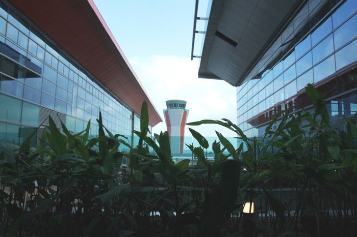 Còn đây là vườn sinh thái - nơi du khách thư giãn, ngắm cảnh. Đặc biệt, cũng tại đây, phòng hút thuốc ngoài trời cho du khách được bố trí riêng với cây cối bao quanh vừa đảm bảo tính riêng tư, vừa tách biệt với các khu vực công cộng khác. Hiện tại, ngoài sân bay Vân Đồn, trên thế giới mới chỉ sân bay quốc tế Changi (Singapore) có khu vực hút thuốc ngoài trời dành cho du khách.