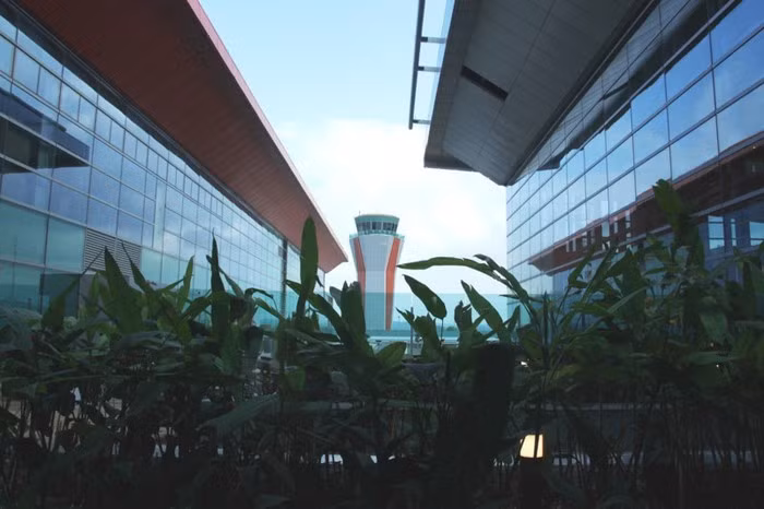 Còn đây là vườn sinh thái - nơi du khách thư giãn, ngắm cảnh. Đặc biệt, cũng tại đây, phòng hút thuốc ngoài trời cho du khách được bố trí riêng với cây cối bao quanh vừa đảm bảo tính riêng tư, vừa tách biệt với các khu vực công cộng khác. Hiện tại, ngoài sân bay Vân Đồn, trên thế giới mới chỉ sân bay quốc tế Changi (Singapore) có khu vực hút thuốc ngoài trời dành cho du khách.