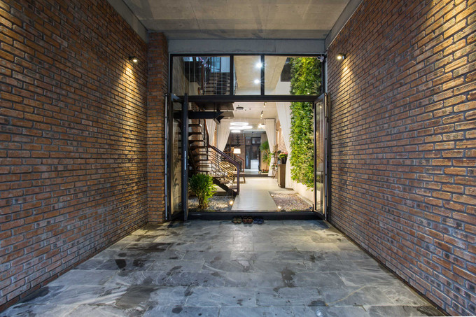 Garage để xe ôtô được đặt ngay phía ngoài cùng tầng một và được ngăn cách với các không gian khác bởi hệ thống cửa trượt. Garage để xe ôtô được đặt ngay phía ngoài cùng tầng một và được ngăn cách với các không gian khác bởi hệ thống cửa trượt.