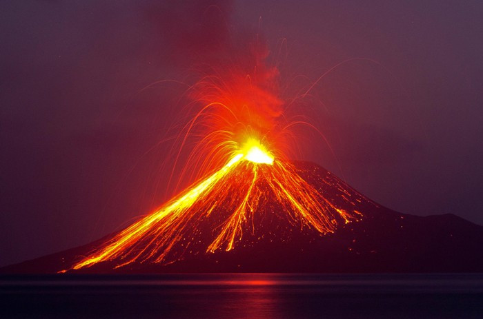 Núi lửa Anak Krakatoa đã hoạt động mạnh trở lại từ tháng 6. Ảnh: Reuters Núi lửa Anak Krakatoa đã hoạt động mạnh trở lại từ tháng 6. Ảnh: Reuters