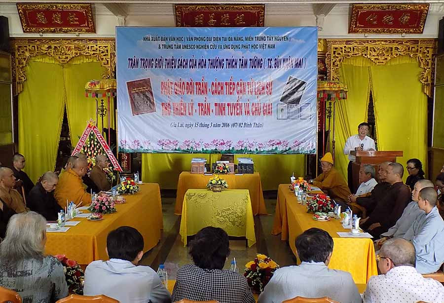 Giới thiệu sách của Tiến sỹ, Hoà Thượng Thích Tâm Tường về Phật giáo đời Trần. Ảnh: Thanh Nhật