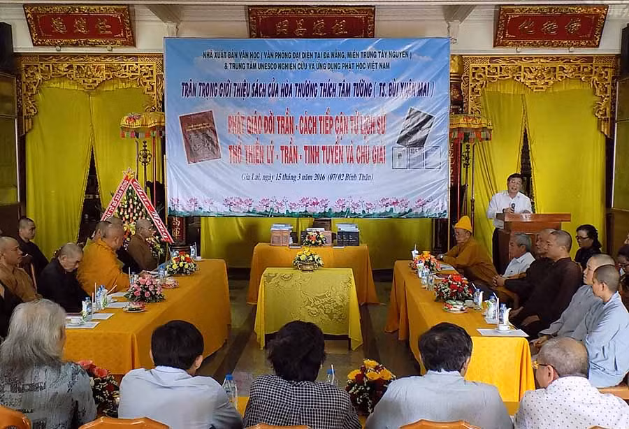 Giới thiệu sách của Tiến sỹ, Hoà Thượng Thích Tâm Tường về Phật giáo đời Trần. Ảnh: Thanh Nhật