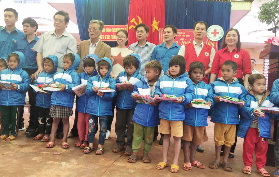 Hội CTĐ tỉnh với Sở Tài chính tặng quà cho HS Chư Sê. Ảnh: Hồng Ngọc