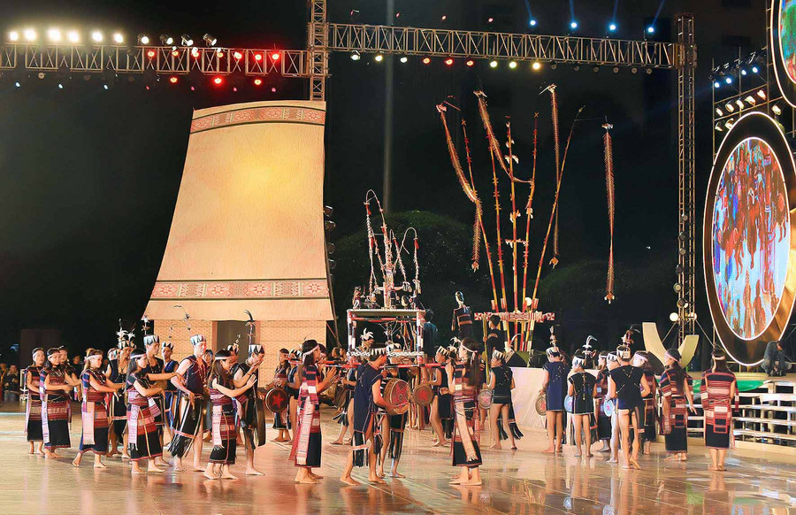 Các nghệ nhân công chiêng trình diễn cồng chiêng. Ảnh: Đức Thụy