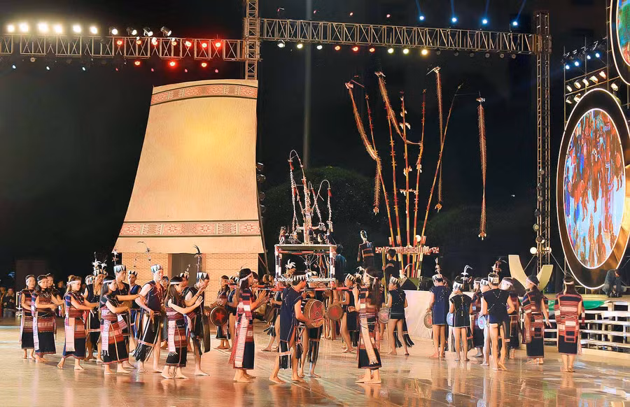 Các nghệ nhân công chiêng trình diễn cồng chiêng. Ảnh: Đức Thụy