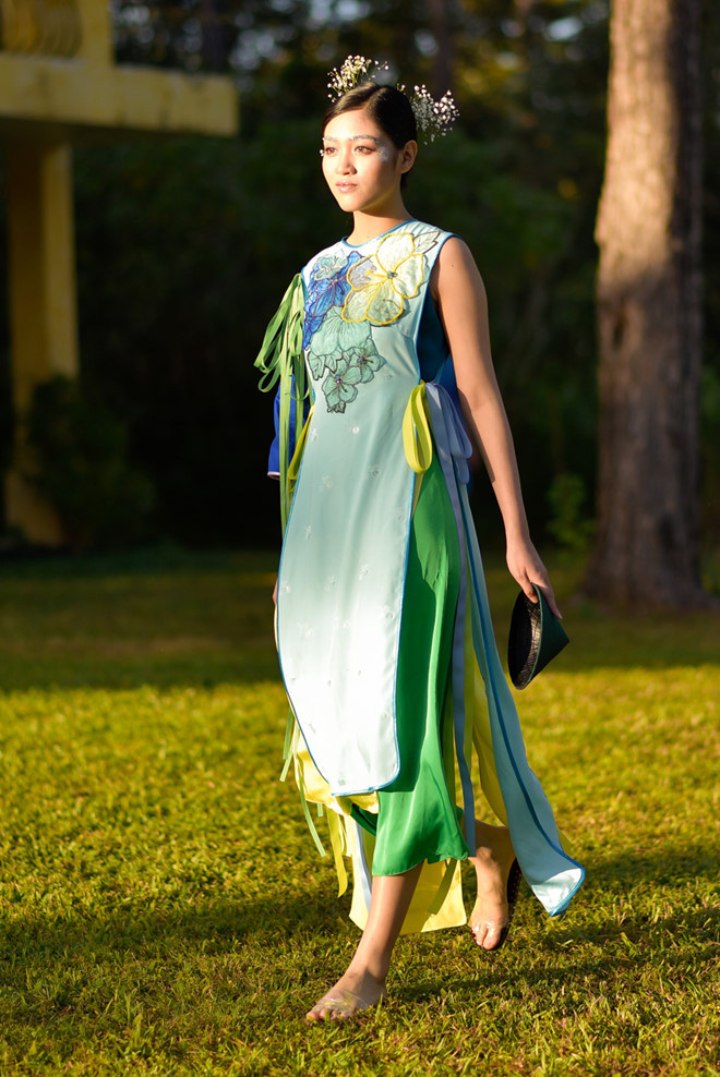 Áo dài cách tân với chi tiết thắt nơ cùng nhiều màu sắc khiến tổng thể rườm rà, rối mắt.