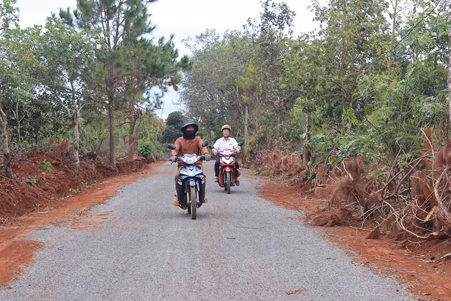 Đường giao thông nội đồng từ làng Brếp ra cánh đồng Đak Rơ. Ảnh: Nguyễn Diệp