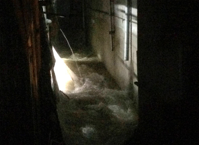 Mảng tường nhà anh Việt sập xuống tạo thành dòng chảy cuốn hai phụ nữ xuống mương nước. Ảnh: T.H