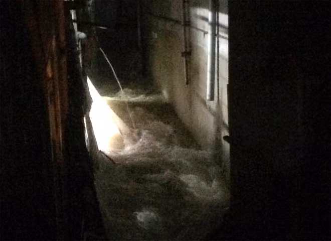 Mảng tường nhà anh Việt sập xuống tạo thành dòng chảy cuốn hai phụ nữ xuống mương nước. Ảnh: T.H