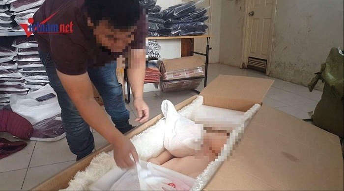 H mở hộp, cho khách xem sản phẩm.