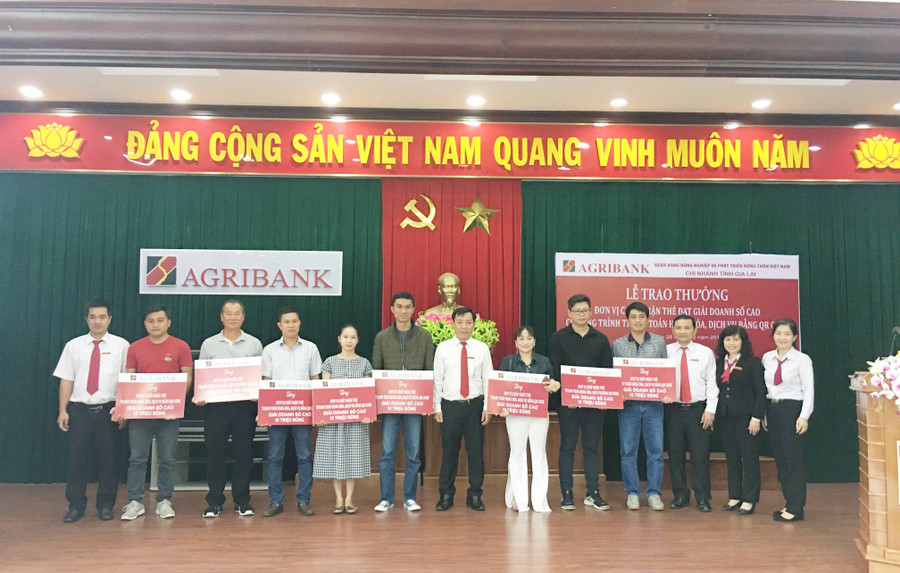 Lãnh đạo Agribank Gia Lai trao giải cho các đơn vị trúng thưởng. Ảnh: Sơn Ca 