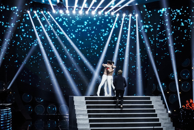 Quốc Cơ - Quốc Nghiệp vỡ oà niềm vui sau khi hoàn thành tiết mục của mình.