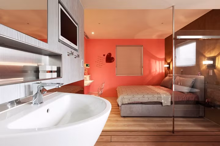 Hai căn phòng cách nhau chỉ bằng tấm cửa kính.