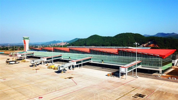 Cảng hàng không quốc tế Vân Đồn được thiết kế phóng khoáng, hiện đại và mang đậm dấu ấn của văn hóa bản địa. Mái vòm nhà ga mô phỏng hình ảnh những cánh buồm nâu no gió xếp chồng lên nhau. Màu sắc của mái vòm đặc biệt ấn tượng, có thể chuyển từ cam sang đỏ trong điều kiện thời tiết khác nhau khiến nhà ga luôn nổi bật, cuốn hút với du khách.