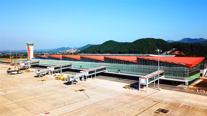 Cảng hàng không quốc tế Vân Đồn được thiết kế phóng khoáng, hiện đại và mang đậm dấu ấn của văn hóa bản địa. Mái vòm nhà ga mô phỏng hình ảnh những cánh buồm nâu no gió xếp chồng lên nhau. Màu sắc của mái vòm đặc biệt ấn tượng, có thể chuyển từ cam sang đỏ trong điều kiện thời tiết khác nhau khiến nhà ga luôn nổi bật, cuốn hút với du khách.