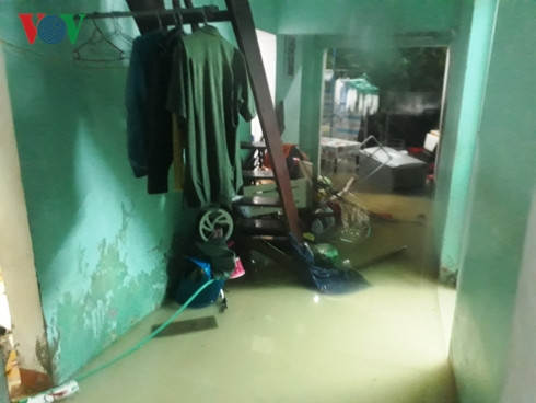 Đồ đạc trong nhà ông Phấn bị mưa lũ cuốn trôi.