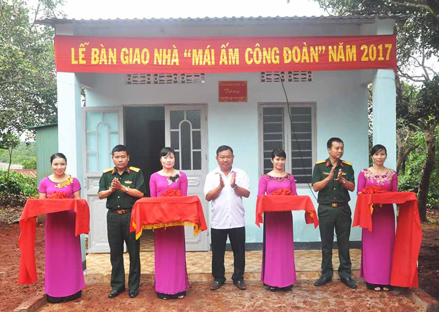  Lãnh đạo Công ty 75 trao nhà “Mái ấm Công đoàn” cho công nhân có hoàn cảnh khó khăn. Ảnh: H.H