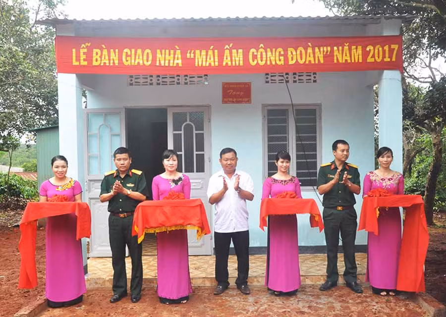  Lãnh đạo Công ty 75 trao nhà “Mái ấm Công đoàn” cho công nhân có hoàn cảnh khó khăn. Ảnh: H.H
