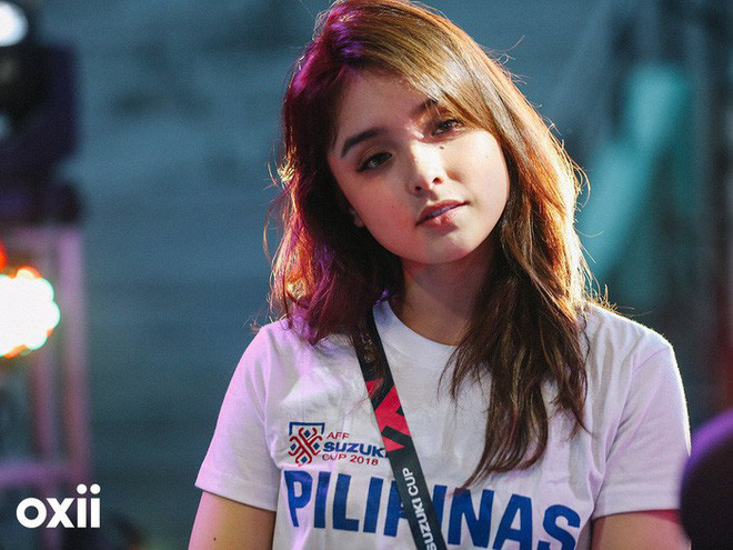 Xuất hiện tại sân Panaad trong trận đấu giữa Philippines và Việt Nam ngày 2/12, có một nữ cổ động viên của đội chủ nhà đã thu hút mọi sự chú ý của các phóng viên Việt Nam. Dù chỉ xuất hiện trong vài tấm hình, nhưng thần thái của cô nàng quả thực đã khiến nhiều người phải xuýt xoa vì quá xuất sắc. Ảnh: Duy Anh