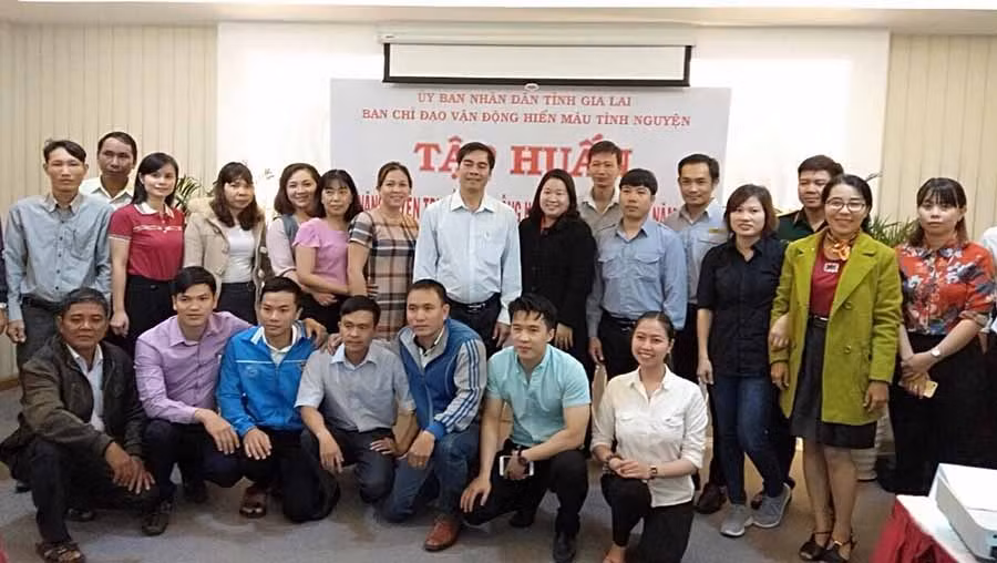 Các tình nguyện viên chụp ảnh lưu niệm tại lớp tập huấn. Ảnh: Hồng Ngọc