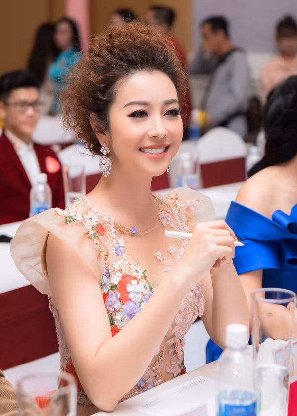 Tại event chiều qua, Hoa hậu chăm chú theo dõi từng thí sinh trình diễn trên sân khấu. 