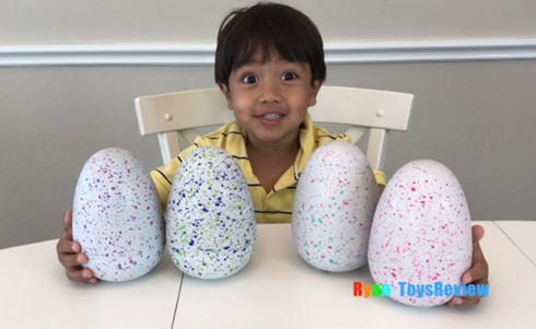 Ryan, 7 tuổi chủ nhân của kênh Ryan ToysReview đang nắm vị trí số 1 của bảng danh sách các “ngôi sao” YouTube kiếm được nhiều tiền nhất. Ảnh: YouTube/RyanToysreview.