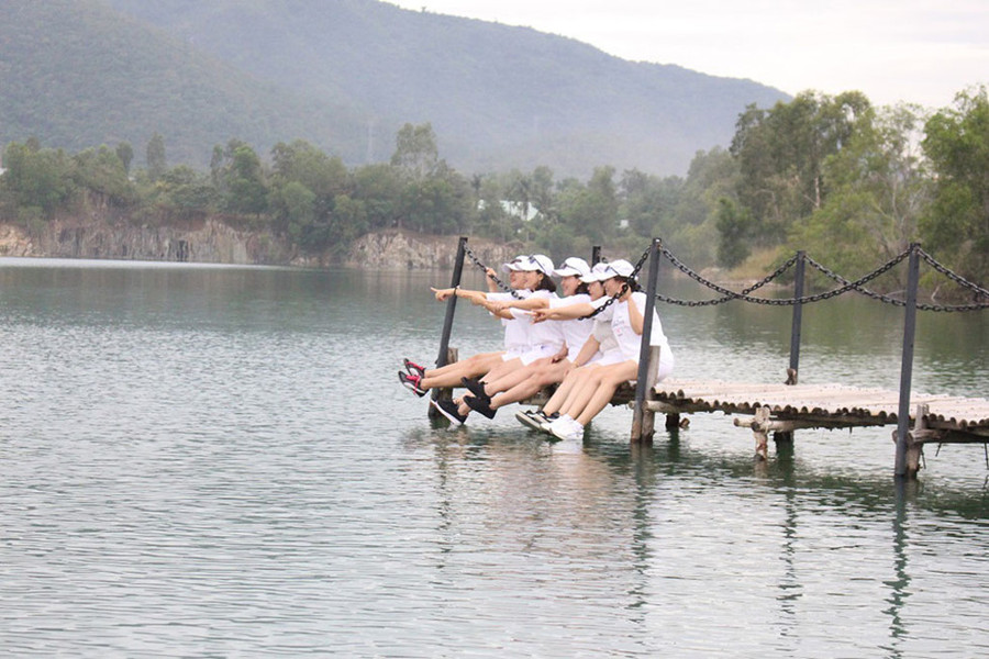 Diện những bộ quần áo lung linh để tìm view nơi khung cảnh hữu tình