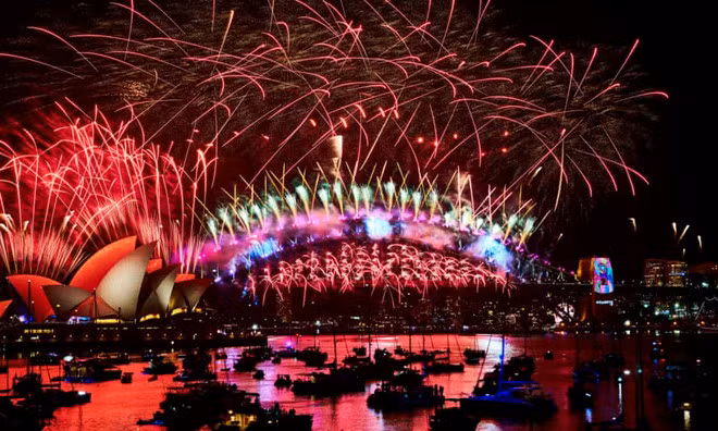 Pháo hoa rực rỡ tại khu vực cầu cảng và nhà hát 